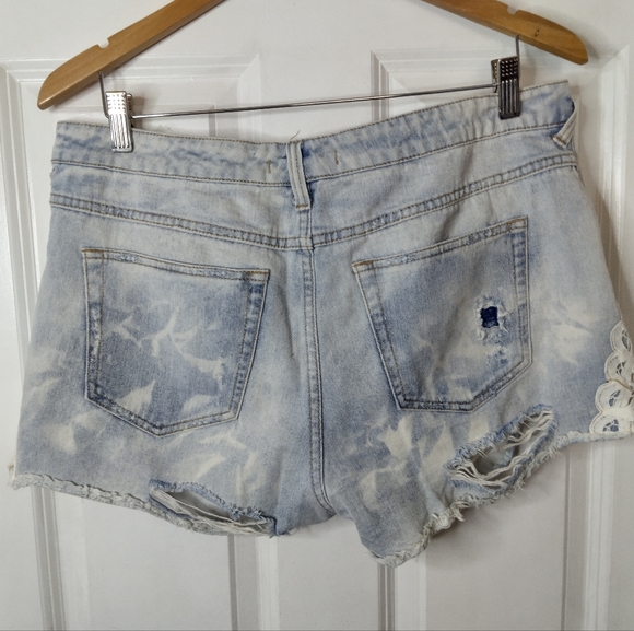 Free People Lace Distressed Denim Shorts Size 30 - Picture 5 of 12